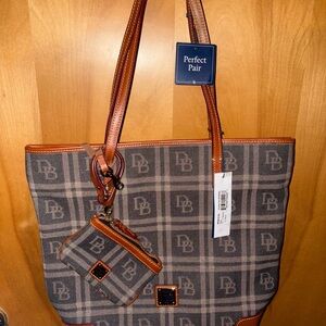 New Dooney & Bourke Everyday Plaid Tote and Wristlet Set